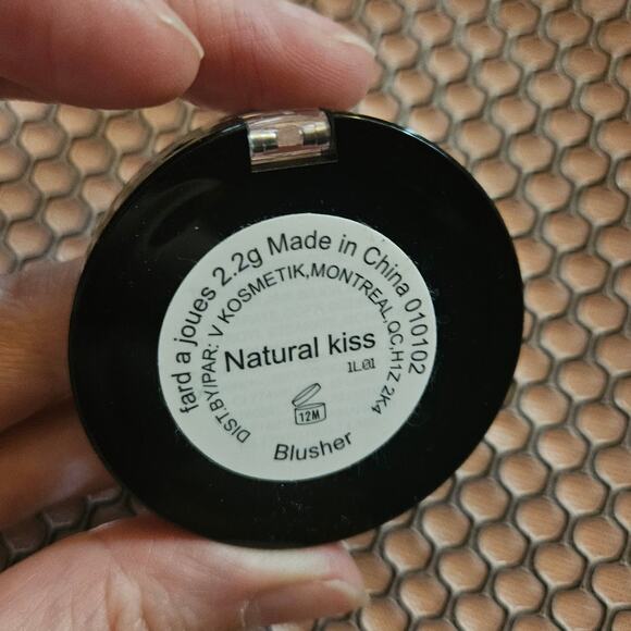 V Kosmetik Natural Kiss Blusher Blush ~ NEW - Picture 6 of 6
